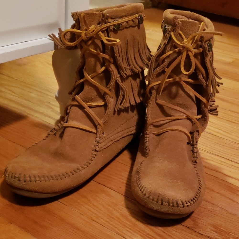Minnetonka Suede Lace-up fringe Boot